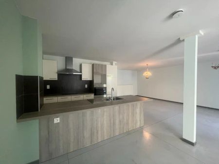 Lichtrijk appartement met balkon in gebouw met lift - Photo 5