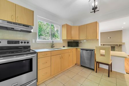 For Lease - 24 Springhead Gardens Unit# Main & Upper, Richmond Hill, Ontario - Photo 2