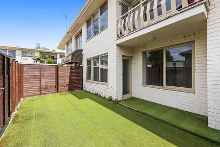 Spacious, Stylish & Superbly Located in Central Carnegie **Application Pending** - Photo 3