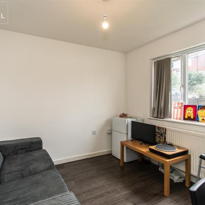 6 bedroom detached bungalow to rent - Photo 1