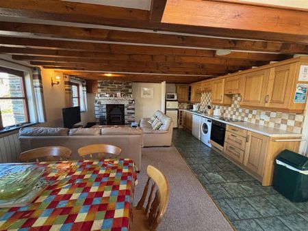 3 bedroom semi-detached house to rent - Photo 2