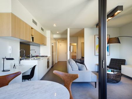 Stunning executive furnished apartment in South Brisbanes best location with city & river views - Photo 3