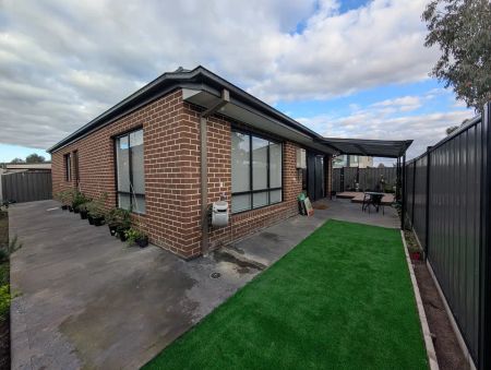 24 Whitfield Crescent, Craigieburn VIC 3064 - Photo 2
