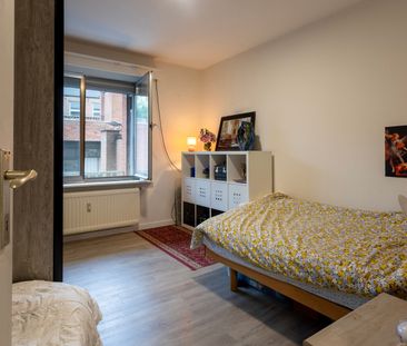 Volledig gerenoveerd twee-slaapkamerappartement in het centrum van ... - Photo 2