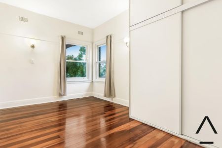 Spacious Top Floor Two Bedroom Apartment - Photo 4