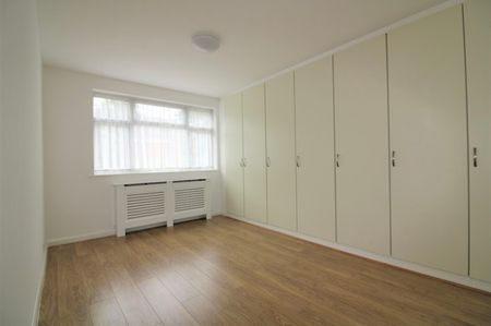 3 bed Semi-detached in Gloucester Gardens , Cockfosters, EN4 0QP - Photo 2