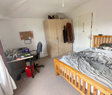 4 Bedroom Mid Terraced House - Photo 3