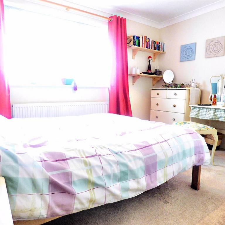 3 bedroom semi-detached bungalow to rent - Photo 1