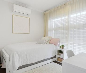 CONTEMPORARY HOME WITH SOLAR - Photo 5