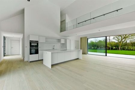 A high-specification home on a bespoke gated estate of four properties in Winkfield. - Photo 5