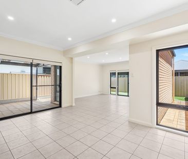 Spacious Townhouse - Photo 2