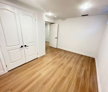 For Lease - 12 Goldsmith Crescent, Newmarket, Ontario - Photo 4