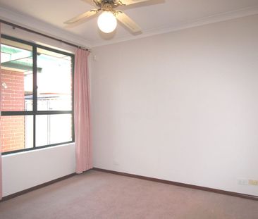 SPACIOUS 3 BEDROOM COURTYARD HOME. 2 LIVING AREAS. UNFURNISHED. - Photo 5