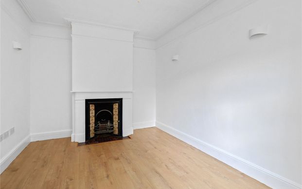 Monument Green, Weybridge, Surrey, KT13 - Photo 1