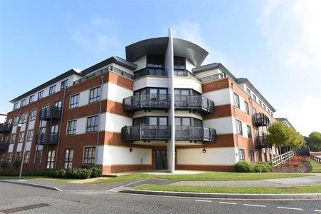 Lincoln Court, Wallis Square, Farnborough, GU14 - Photo 4