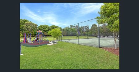 4 BEDROOM 1 STUDY TOWN HOSE IN RESORT COMPLEX - CROYDON - Photo 4