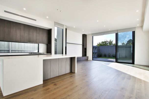 BE IMPRESSED BY STYLE, SPACE & SOPHISTICATION! - Photo 1