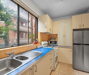 PERFECTLY POSITIONED COASTAL APARTMENT - Photo 6