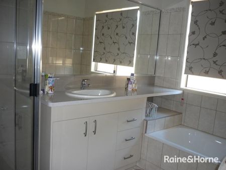 Very Spacious Family Home in Ooralea - Photo 3
