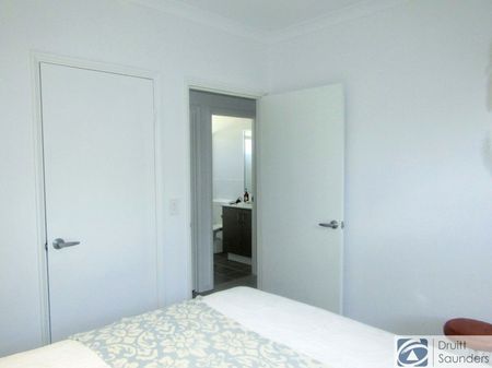 BEAUTIFUL STREET FRONT VILLA IN PRIME LOCATION HOME OPEN SATURDAY 21 FEBRUARY AT 9.45AM SHARP! - Photo 3