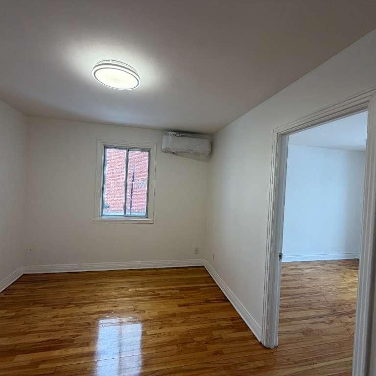 Beau 4½ à louer A 2 minutes à pied du métro + terminus Cartier - Photo 1