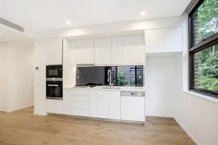 Stylish and Luxurious One Bedroom Apartment with Separate Study - Photo 2