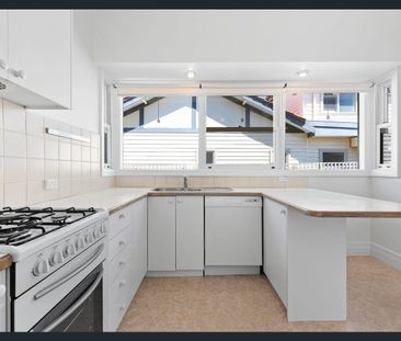 FAMILY HOME WITH SPACE & CHARM IN A FABULOUS CENTRAL LOCATION - Photo 2