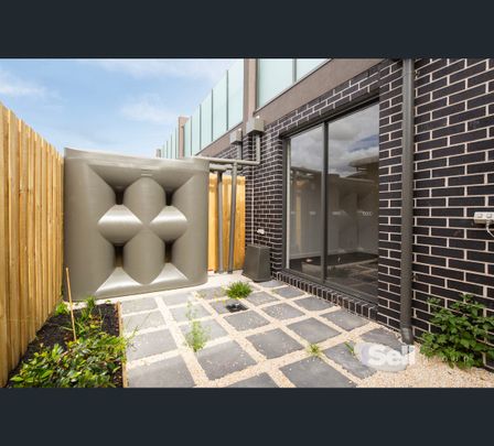 2/63 Royal Avenue, Springvale, Vic 3171 - Photo 1