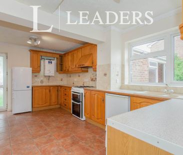 4 bedroom semi-detached house to rent - Photo 6