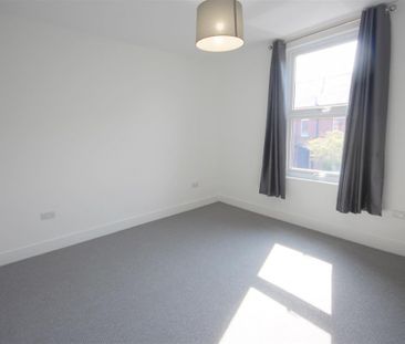 3 Bedroom House - Mid Terrace To Let - Photo 6