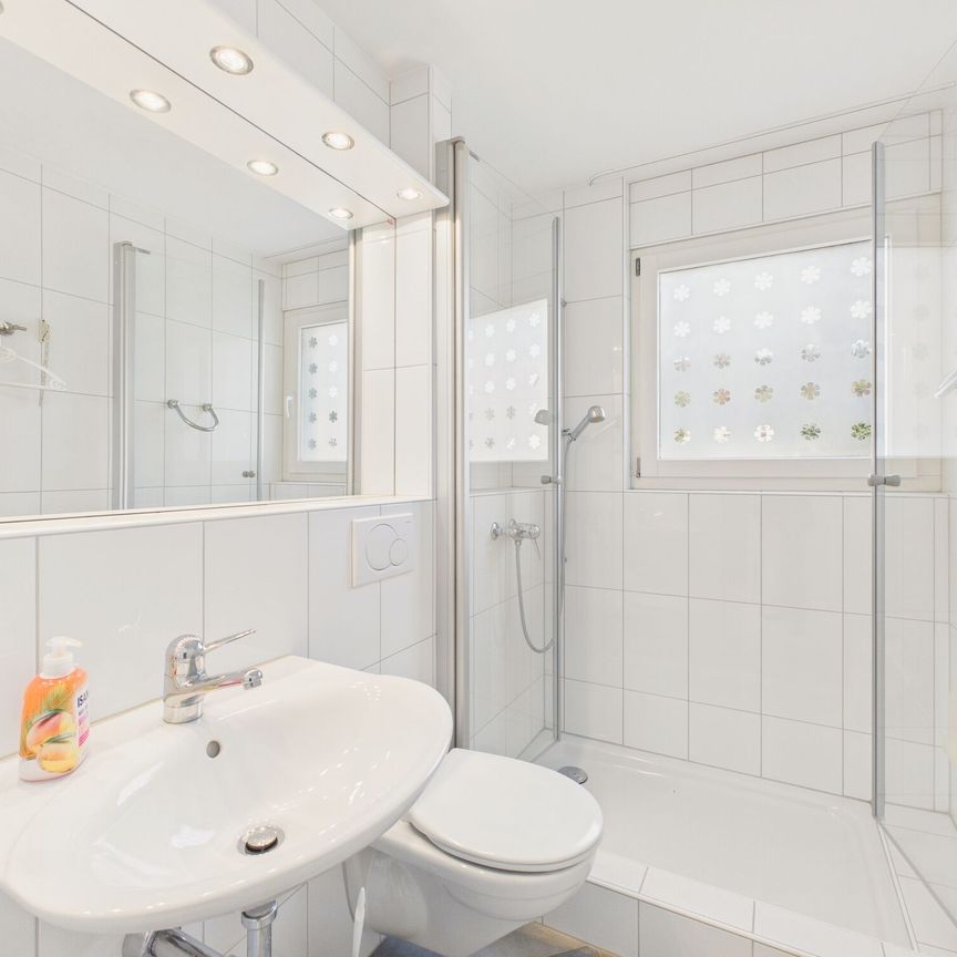 Möblierte 3.5-Zimmer-Attika-Wohnung mit grosser Terrasse und traumhafter Sicht über das Limmattal - Photo 1