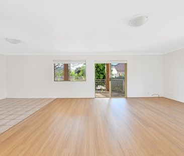 Spacious, Light Filled Three bedroom Apartment - Photo 3