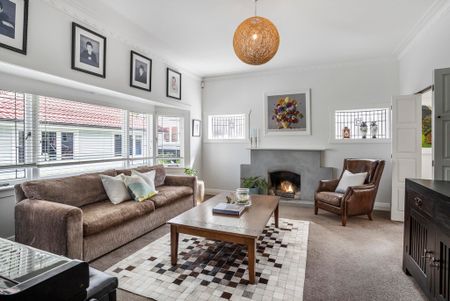 Expansive Family Home with Pool - Photo 2