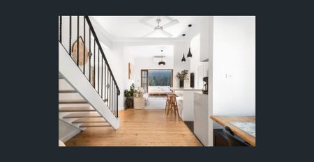 Superb freestanding cottage in a premier location - Photo 2