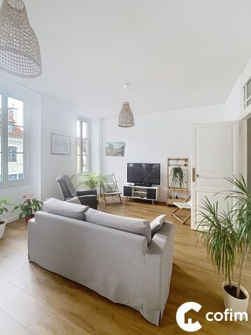 PAU - Bel Appartement T3 meublé entièrement rénové - avec parking et cave - Photo 2