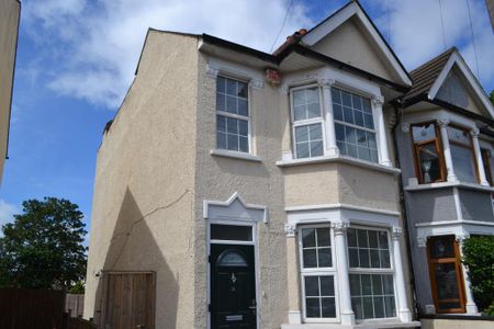 3 bedroom semi-detached house to rent - Photo 4