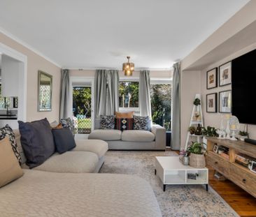 Immaculate family home opposite Parkland - Photo 6