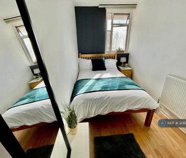 4 bedroom flat to rent - Photo 3
