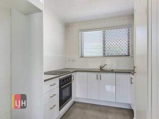 NEAT TWO BEDROOM UNIT NEAR THE WATER! - Photo 1