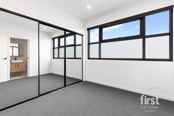 Luxury In The Heat Of Werribee - Photo 1