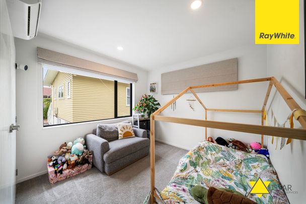 Modern Living in the Heart of Te Atatu South - Photo 1