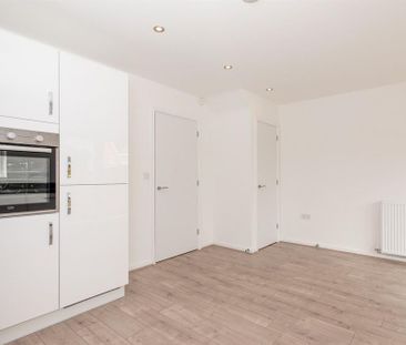 3 bedroom semi-detached house to rent - Photo 6