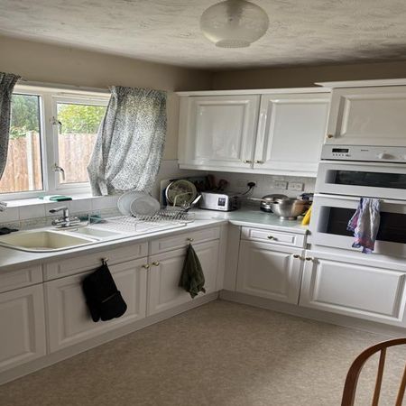 1 bedroom in a house share to rent - Photo 3