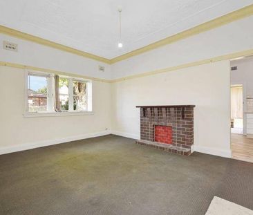 Modern Ashfield Family Home: Renovated Kitchen, Side Access & 15-Mi... - Photo 4