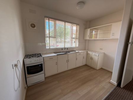 Neat & Convenient Living in the Heart of Northcote - Photo 3