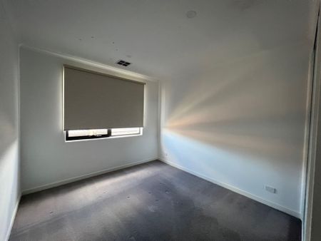 THREE BEDROOM TOWNHOUSE - Photo 4