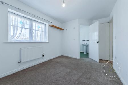 3 Bedroom House - Detached - Photo 5