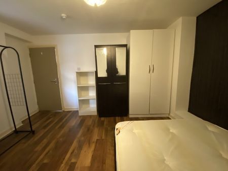 5 Bed - Flat 9, 1-9 Regent Road, Leicester, - Photo 3