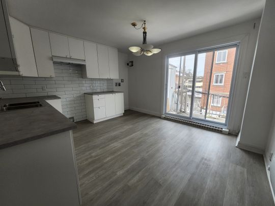 Logement de 1 chambre, rénové à louer, offrant confort et modernité. - Photo 1