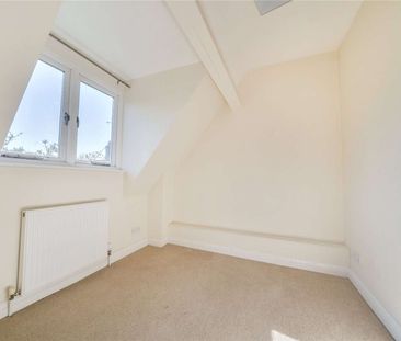 A two-bedroom cottage with driveway and garage in Oare village. - Photo 6